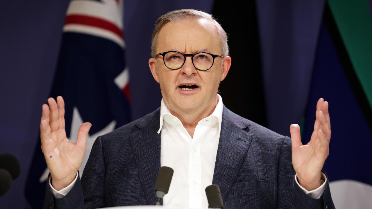 Anthony Albanese, İşçi Partisi Milletvekili Josh Burns’ün Kabine ile bağlarını koparması nedeniyle Hamas-İsrail ateşkes çağrısı nedeniyle eleştirilere maruz kalıyor