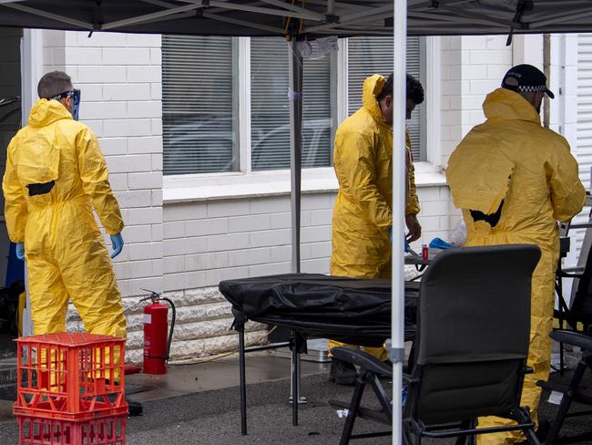 Police  investigate and dismantle the clan lab at an abandoned workshop on South Road ,Clovelly Park Tuesday,September,20,2022.Picture Mark Brake