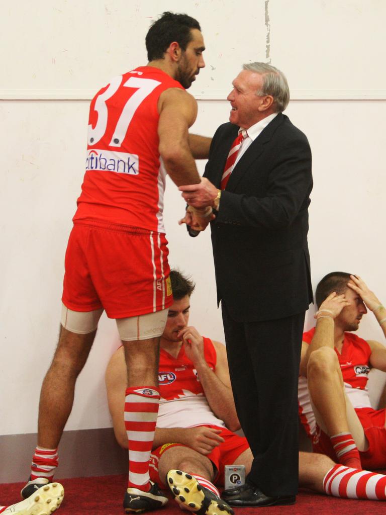 Bob Skilton consoles Adam Goodes after the Swans’ loss in the 2007 elimination final. Picture. Phil Hillyard