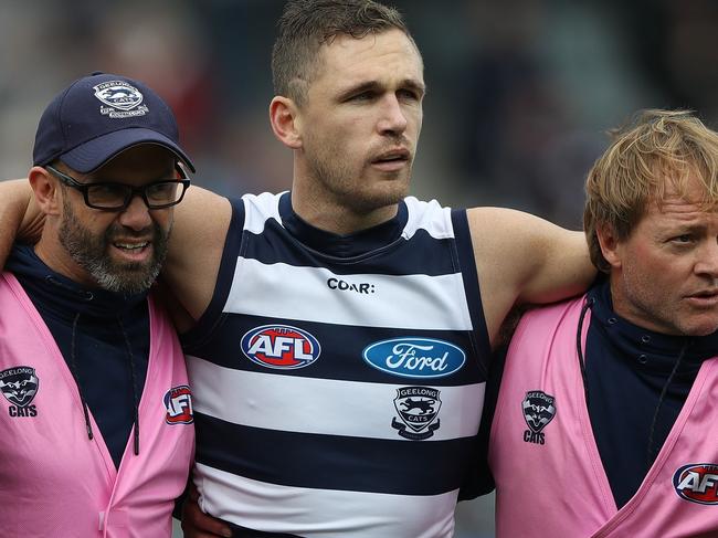 GEELONG, AUSTRALIA - JUNE 25:  Joel Selwood of the Cats comes off the ground after he was knocked out during the round 14 AFL match between the Geelong Cats and the Fremantle Dockers at Simonds Stadium on June 25, 2017 in Geelong, Australia.  (Photo by Robert Cianflone/Getty Images)