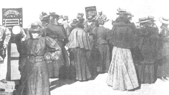 Crowds swarming around the spielers’ games on Flemington Racecourse flat in 1898. Source: The Australasian newspaper.