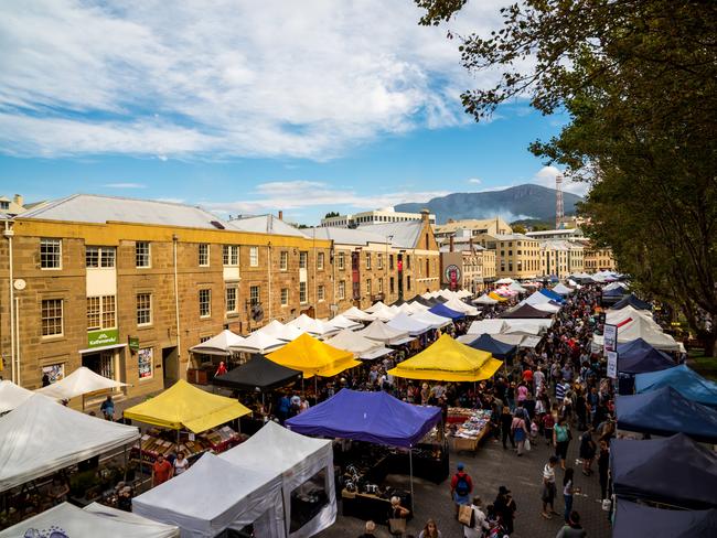 3/20STROLL THROUGH SALAMANCA MARKETAs far as markets go, Salamanca Markets are definitely one of Australia’s best. From sunrise, over 300 stallholders line the streets selling artisan cheeses, breads, wines and spirits, as well as tasty on-the-go eats.