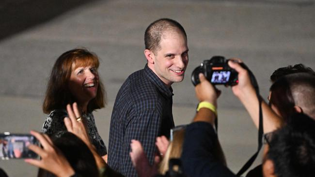 Evan Gershkovich followed by his mother Ella Milman. Picture: Roberto Schmidt/AFP