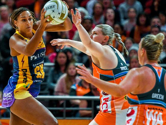 Geva Mentor (left) of the Lightning competes for possession against Kristina Brice of the Giants during the Super Netball Preliminary Final between Giants Netball and the Sunshine Coast Lightning at Qudos Bank Arena in Sydney, Sunday, August 19, 2018. (AAP Image/Brendan Esposito) NO ARCHIVING, EDITORIAL USE ONLY