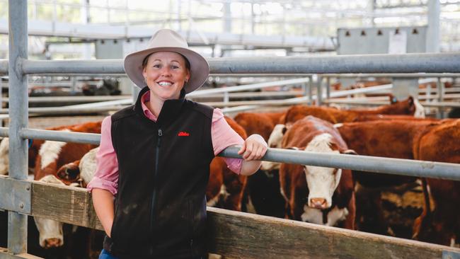 Wangaratta sale: Kirsty Taylor first female to auction cattle at ...