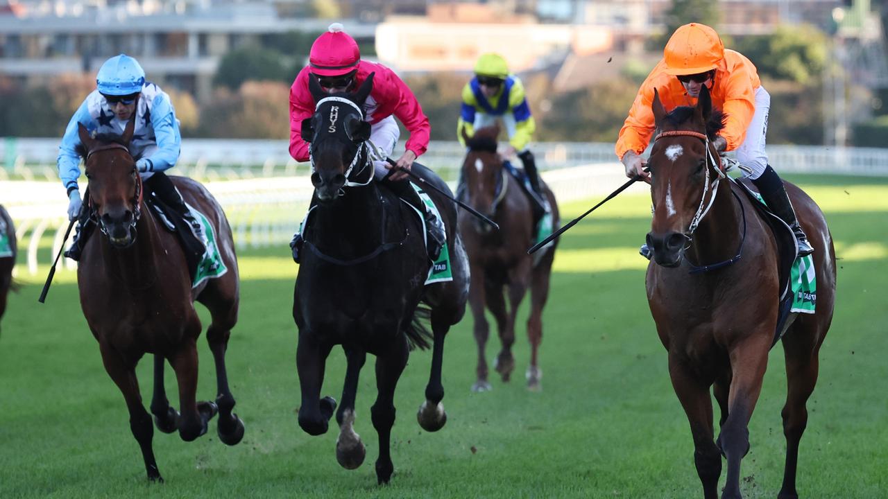 Well-backed Spione gets the cash with a barnstorming win