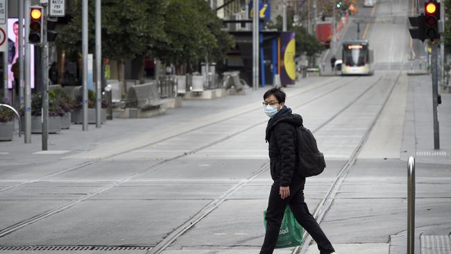 Melburnians are being urged to keep wearing masks outside. Picture: Andrew Henshaw