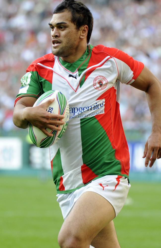 Biarritz's centre Karmichael Hunt runs to score during the European H-Cup rugby union final match Biarritz vs. Toulouse.