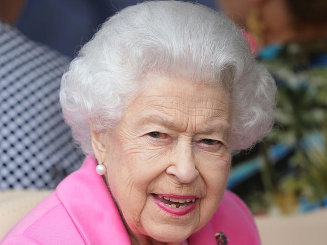 LONDON, ENGLAND - MAY 23: Queen Elizabeth II visits The Chelsea Flower Show 2022 at the Royal Hospital Chelsea on May 23, 2022 in London, England. The Chelsea Flower Show returns to its usual place in the horticultural calendar after being cancelled in 2020 and postponed in 2021 due to the Covid pandemic. This year sees the Show celebrate the Queen's Platinum Jubilee and also a theme of calm and mindfulness running through the garden designs. (Photo by James Whatling - WPA Pool/Getty Images)