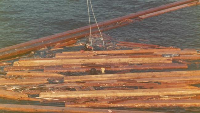 Divers with timber from the Star Kerry. Courtesy Graham Todd