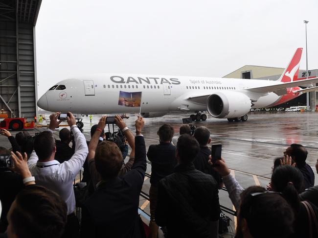 Hundreds of Qantas staff cheer as VH-ZNA is wheeled into the hangar. Picture: AAP/Dean Lewins