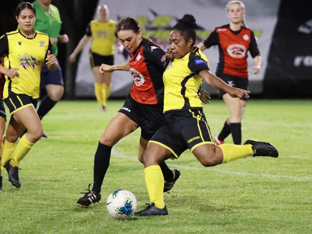 Lions' Daphne Briggs and Tigers' Xena Faddy. Picture: Brendan Radke