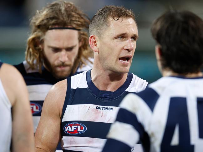 GEELONG, AUSTRALIA - JUNE 18: Joel Selwood of the Cats addresses his players during the 2021 AFL Round 14 match between the Geelong Cats and the Western Bulldogs at GMHBA Stadium on June 18, 2021 in Geelong, Australia. (Photo by Michael Willson/AFL Photos via Getty Images)