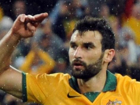 (FILES) This file photo taken on January 9, 2015 shows Mile Jedinak of Australia (L) reacting after he scored a goal from a penalty with Matthew Leckie (C) and Tim Cahill (R) during the first round Asian Cup football match between Australia and Kuwait in Melbourne. Inspirational captain Mile Jedinak is set to return for Australia as the Socceroos and undefeated China battle for a place in the semi-finals of the Asian Cup on January 22, 2015. AFP PHOTO / FILES / MAL FAIRCLOUGH IMAGE RESTRICTED TO EDITORIAL USE - STRICTLY NO COMMERCIAL USE