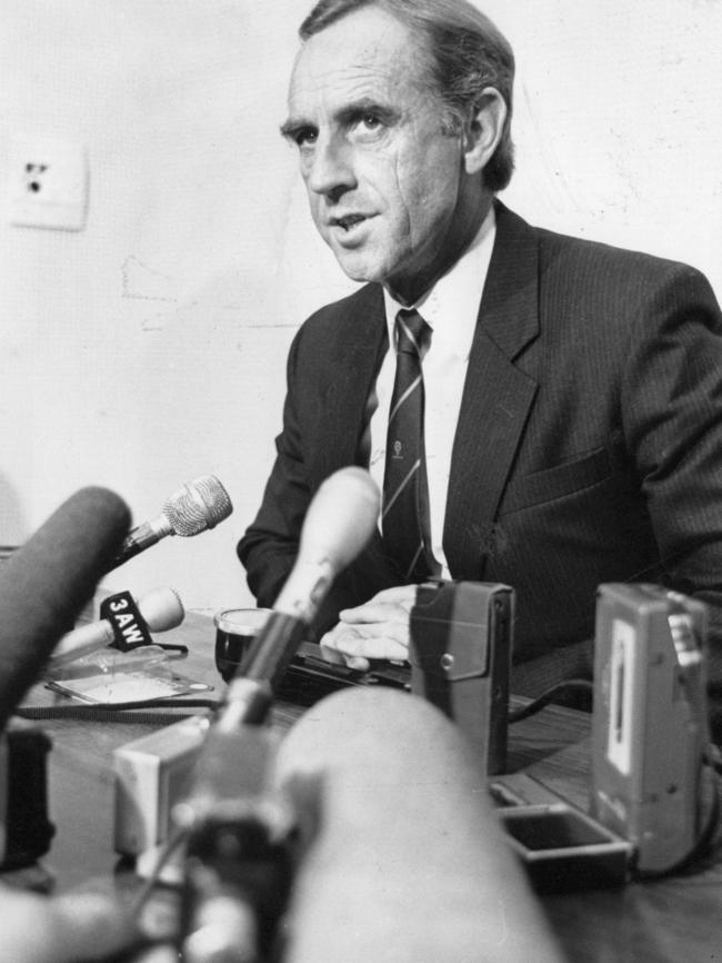 John Cain addressing the media in 1987.