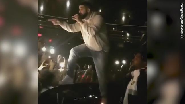  Drake turns on fan at Sydney show