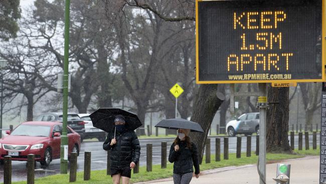 A couple takes a Sunday walk on the Tan Track in Melbourne. Picture: NCA NewsWire/David Geraghty