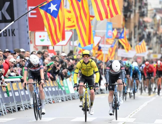 Team Visma's British rider Matthew Brennan (C) snatched victory in stage one of the Tour of Catalonia