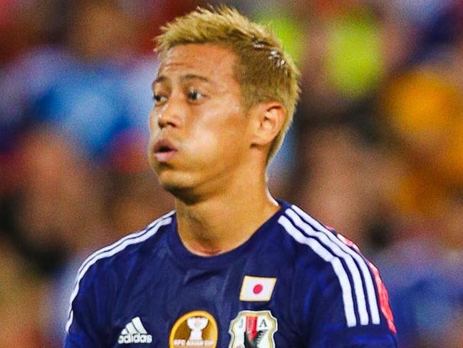 Keisuke Honda (L) of Japan composes himself before a penalty kick during the first round Asian Cup football match between Japan and Iraq at the Suncorp Stadium in Brisbane on January 16, 2015. AFP PHOTO / PATRICK HAMILTON ---IMAGE RESTRICTED TO EDITORIAL USE - STRICTLY NO COMMERCIAL USE---