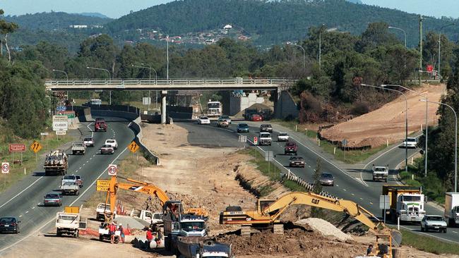 Pic Bruce/Long - Roadworks on the Gold Coast Pacific Highway near Coomera - 22 may 1998  roads qld road construction overpass earthmoving machinery cars traffic motorway aerials