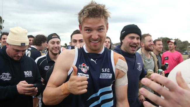 EFL: Silvan’s Leigh Kimpton kicks his 100th goal for the season. Picture: Hamish Blair