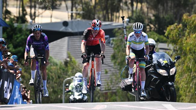 GEELONG, AUSTRALIA - FEBRUARY 02: (L-R) Chris Harper of Australia and Team Jayco-Alula, Connor Swift of Great Britain and Team INEOS Grenadiers and Rudy Porter of Australia and ARA Australian Cycling Team compete in the breakaway during the 9th Cadel Evans Great Ocean Road Race 2025, Men's Elite a 183.8km one day race from Geelong to Geelong / #UCIWT / on February 02, 2025 in Geelong, Australia.  (Photo by Dario Belingheri/Getty Images)