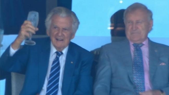 He's done it again! Ex-PM Bob Hawke skols a beer at the SCG.