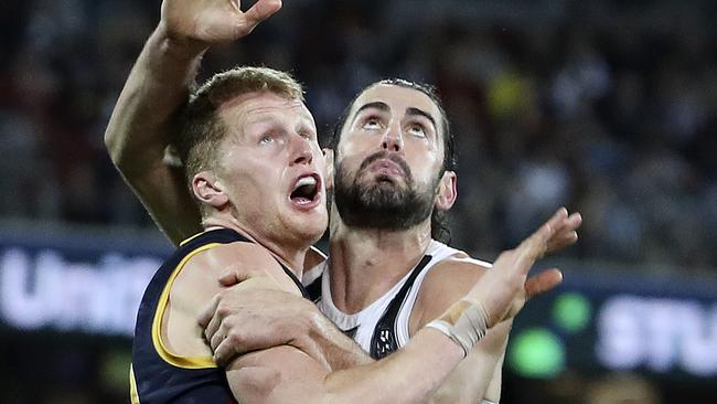 Adelaide ruckman Reilly O'Brien battles Collingwood’s Brodie Grundy. Picture: SARAH REED