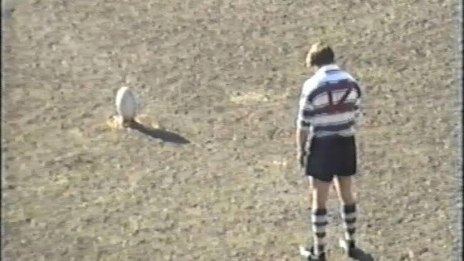 Image of Elton Flatley lining up a kick for goal.