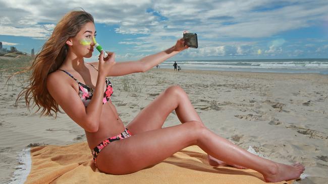 Emily Inches, 15, from Nerang, applies sunscreen. Picture: Tim Marsden