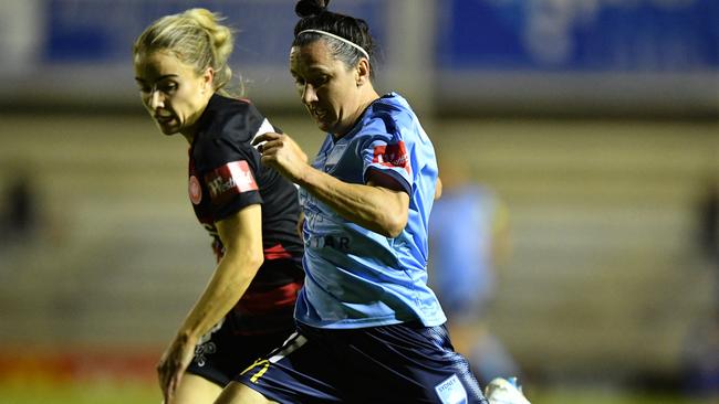 Lisa De Vanna (right) competes for possession against Olivia Price of the Wanderers back in 2017. Price is returning to her own club.