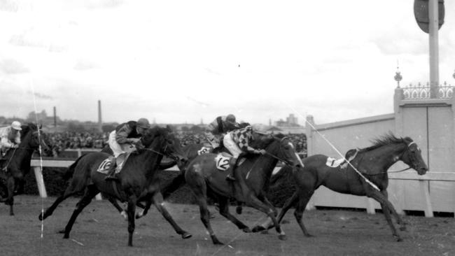 1939 Melbourne Cup. Rivette wins.