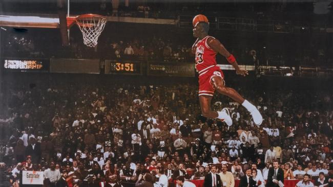 1988 All-Star Dunk Contest: Michael Jordan struts his stuff with famous  foul-line leap – New York Daily News