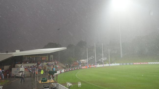 A severe thunderstorm hits Sydney ahead of the GWS-North Melbourne clash.