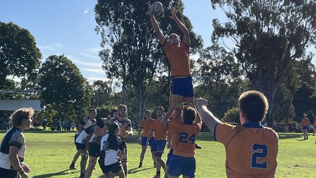 Ashgrove hooker Tom Weaver throwing in the lineout against Iona College.