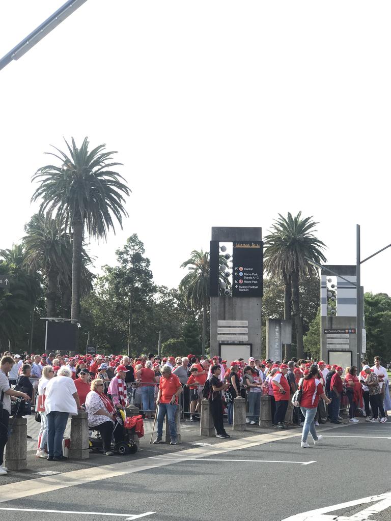 The massive queue for the members gate. Photo: News.com.au