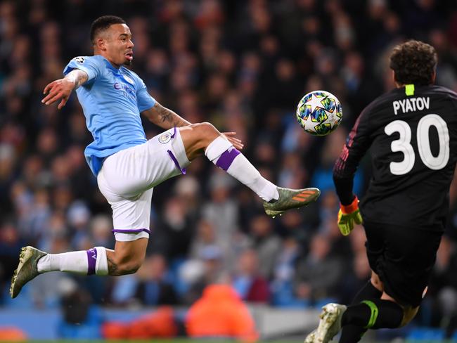 MANCHESTER, ENGLAND - NOVEMBER 26: Gabriel Jesus of Manchester City controls the ball in the air as Andriy Pyatov of Shakhtar Donetsk attempts to save during the UEFA Champions League group C match between Manchester City and Shakhtar Donetsk at Etihad Stadium on November 26, 2019 in Manchester, United Kingdom. (Photo by Laurence Griffiths/Getty Images)