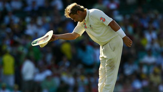 Shane Warne bows to the crowd at the SCG in 2007. Picture: Getty Images