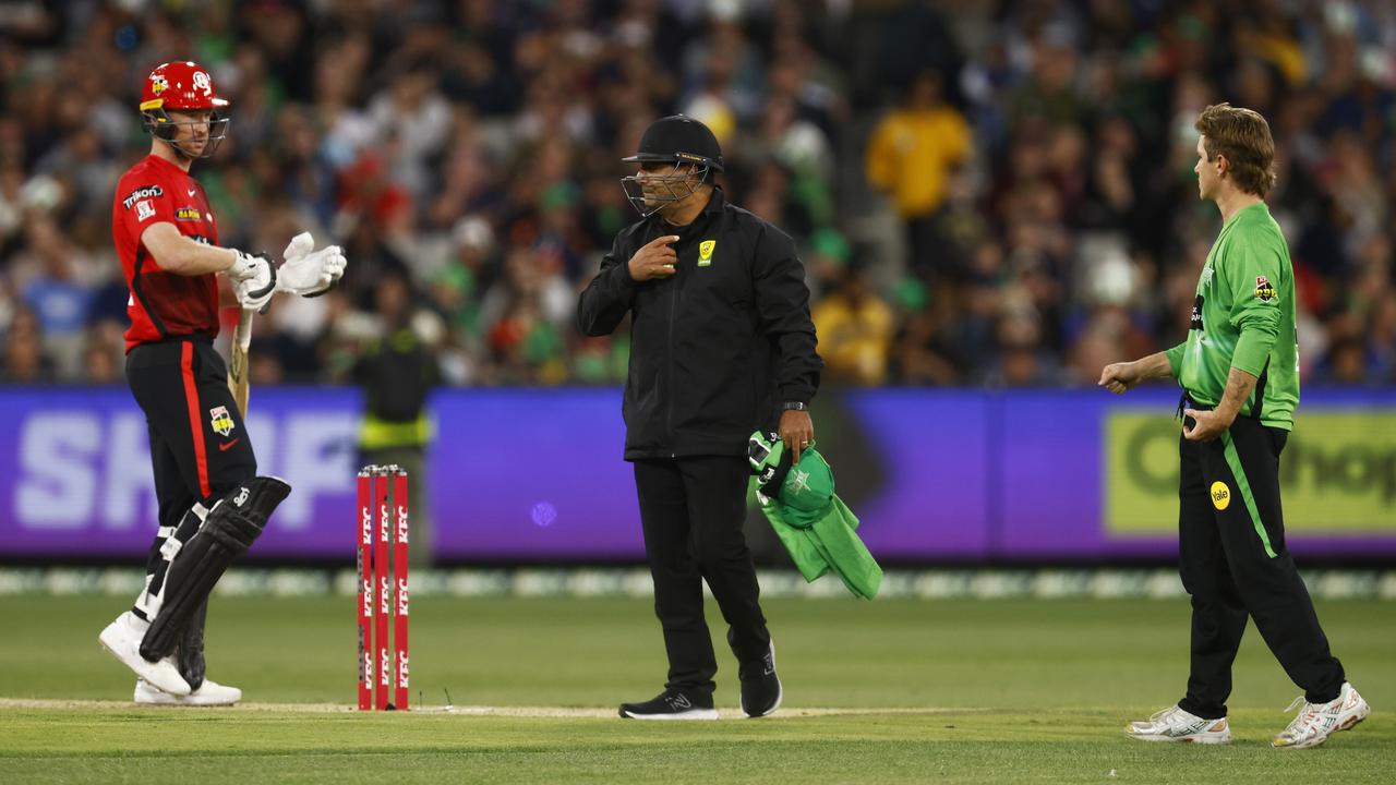 The umpire chats with Tom Rogers and Adam Zampa after the attempted Mankad during the Melbourne derby. Picture: Getty Images