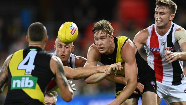 Tom Lynch handballs to Dustin Martin during the AFL second semi-final.