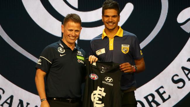 Brendon Bolton welcomes Sam Petrevski-Seton to Carlton. Picture: Jonathan Ng