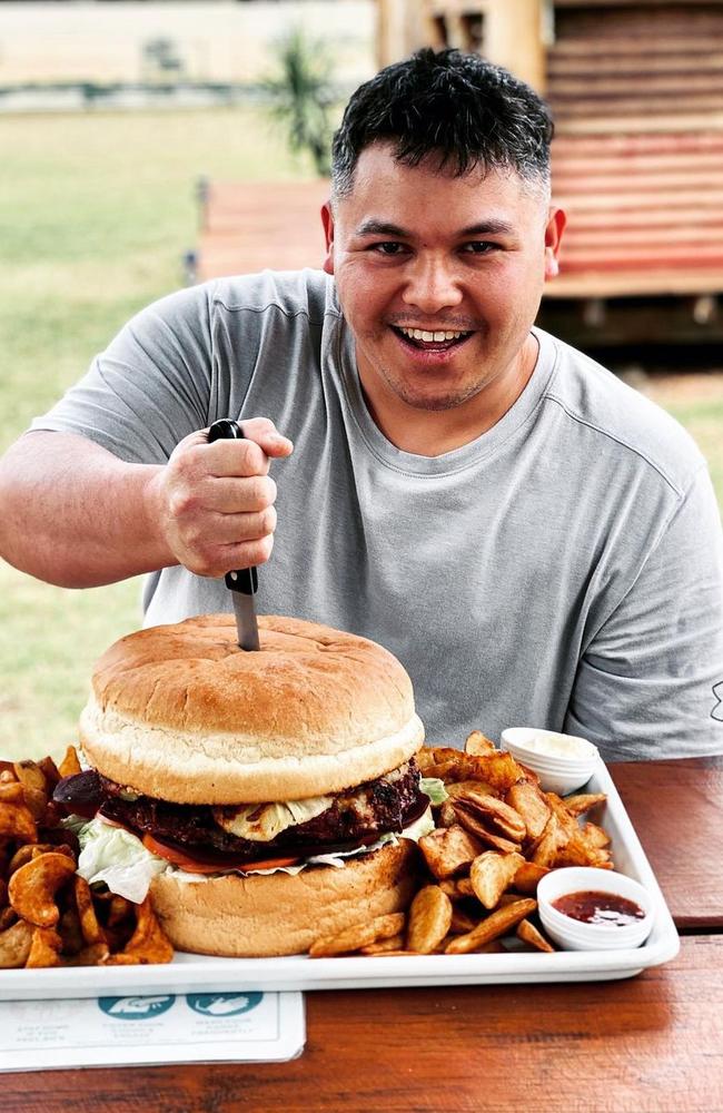 Kristian Finn at Nindigully Pub with The Roadtrain $100 Burger .it’s a whole 5.5kg’s at the famous Nindigully Pub