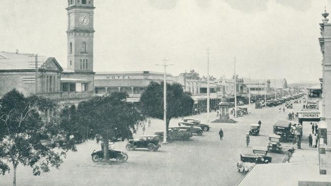 Bundaberg Post Office and Returned Soldiers’ Statue, ca. 1933. Located on Bourbon Street, this landmark honours the community’s sacrifices. Source: QLD Places