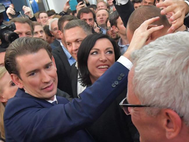 Austria's Foreign Minister and leader of Austria's centre-right People's Party (OeVP) Sebastian Kurz arrives to attend the party's election event following the general elections in Vienna, Austria, on October 15, 2017. / AFP PHOTO / JOE KLAMAR