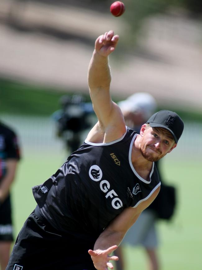 Tom Clurey rolls the arm over. Picture: AAP/Kelly Barnes