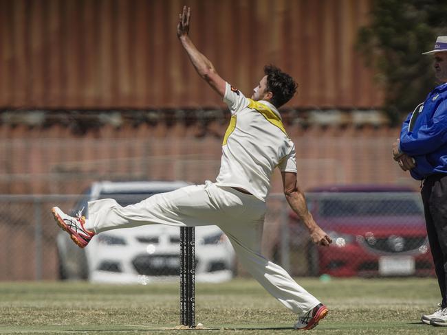 Scott Manders bowling for Seaford. Picture: Valeriu Campan