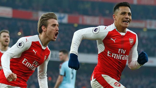 Arsenal's Chilean striker Alexis Sanchez (R) celebrates.