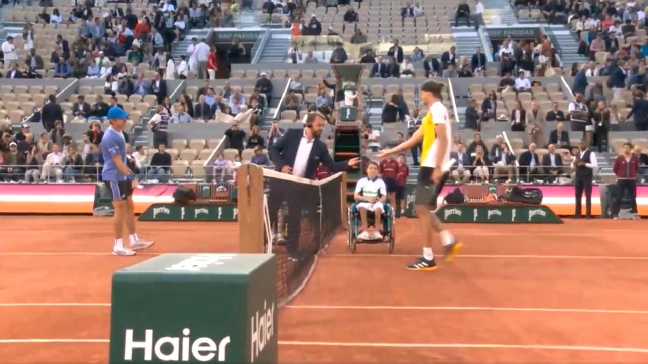 Alexander Zverev hands back the coin. Photo: Twitter, Tennis Blockade.