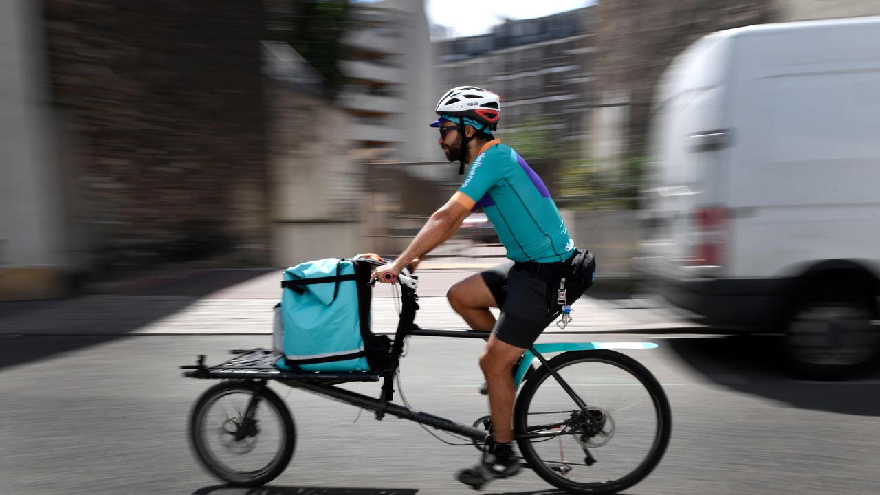 A Deliveroo employee drives to his next client.