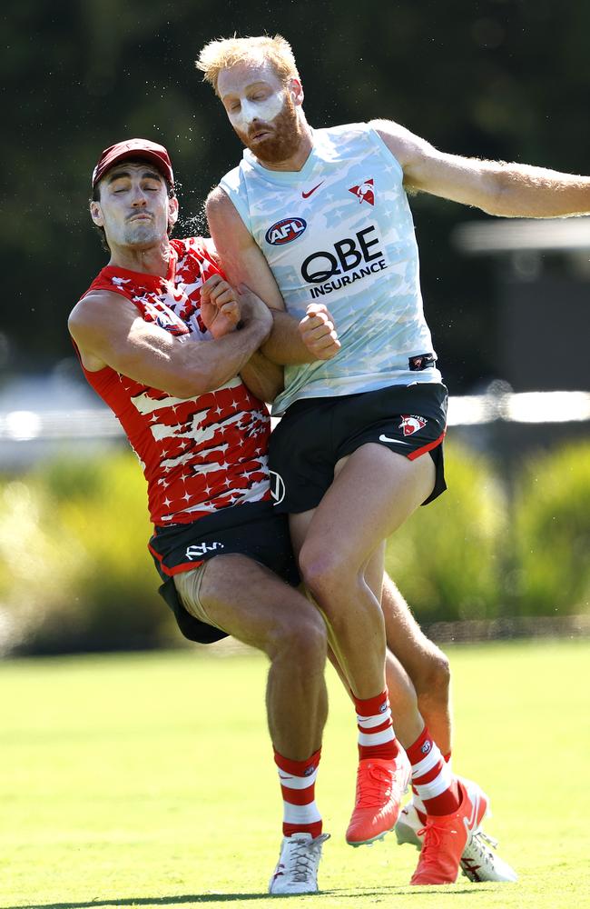 Tom McCartin and Aaron Francis collide. Picture: Phil Hillyard